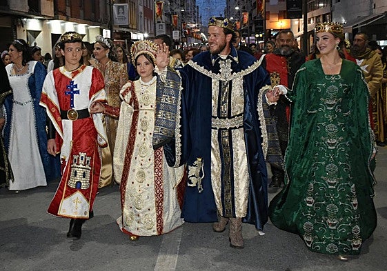 Infantes de Castilla y Reyes Cristianos durante el pasacalles por la Gran Vía previo a la Jura del Rey.