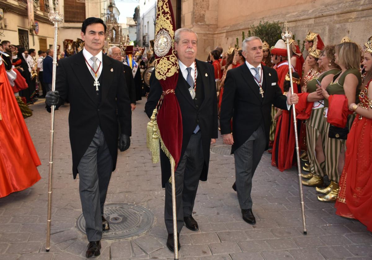 El hermano mayor, Luis Melgarejo, (en el centro), en la procesión del 5 de mayo de 2023.