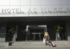 Una joven llega a un hotel de Murcia en una imagen de archivo.