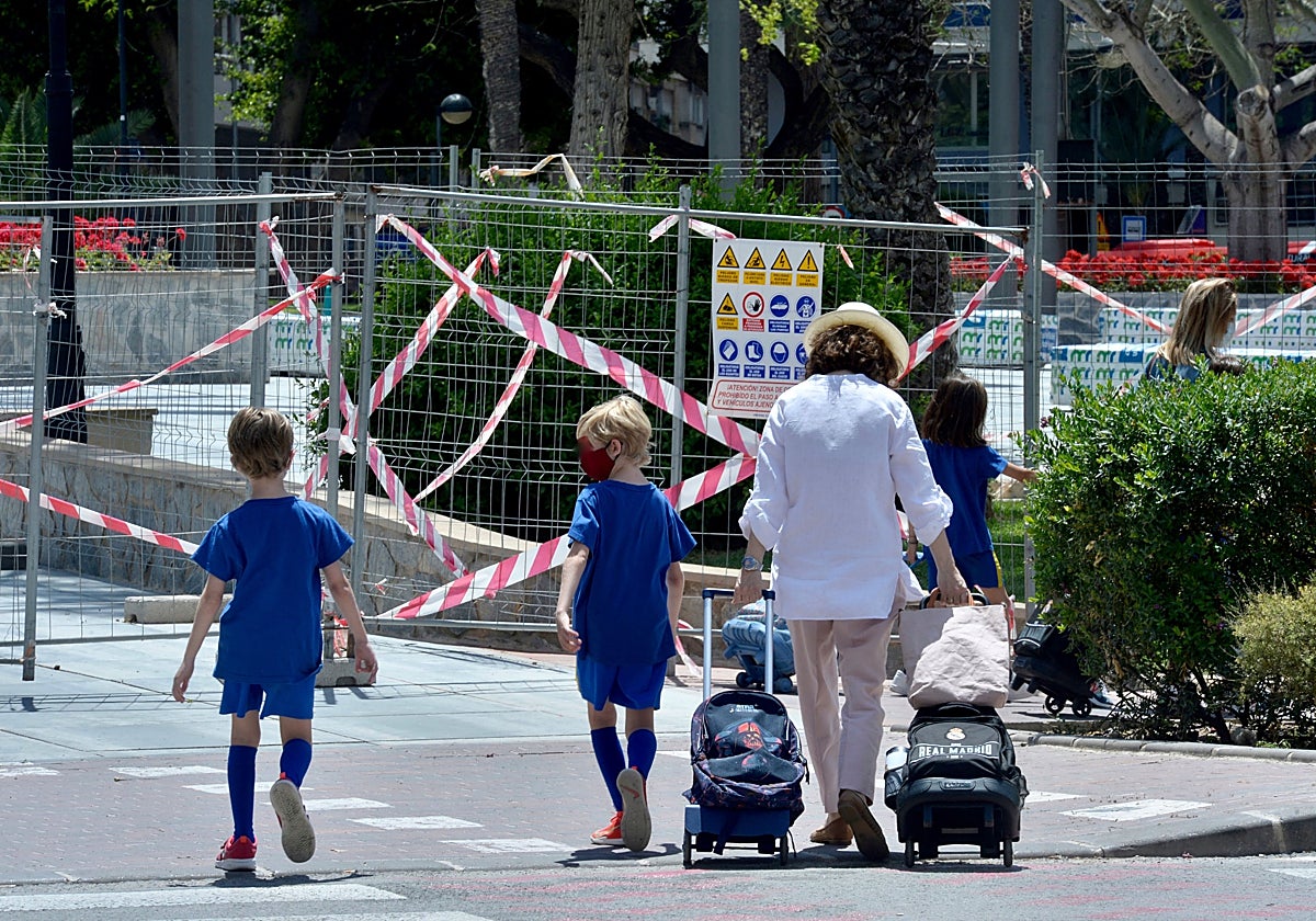 Alumnos a la salida de clase, en una foto de archivo.
