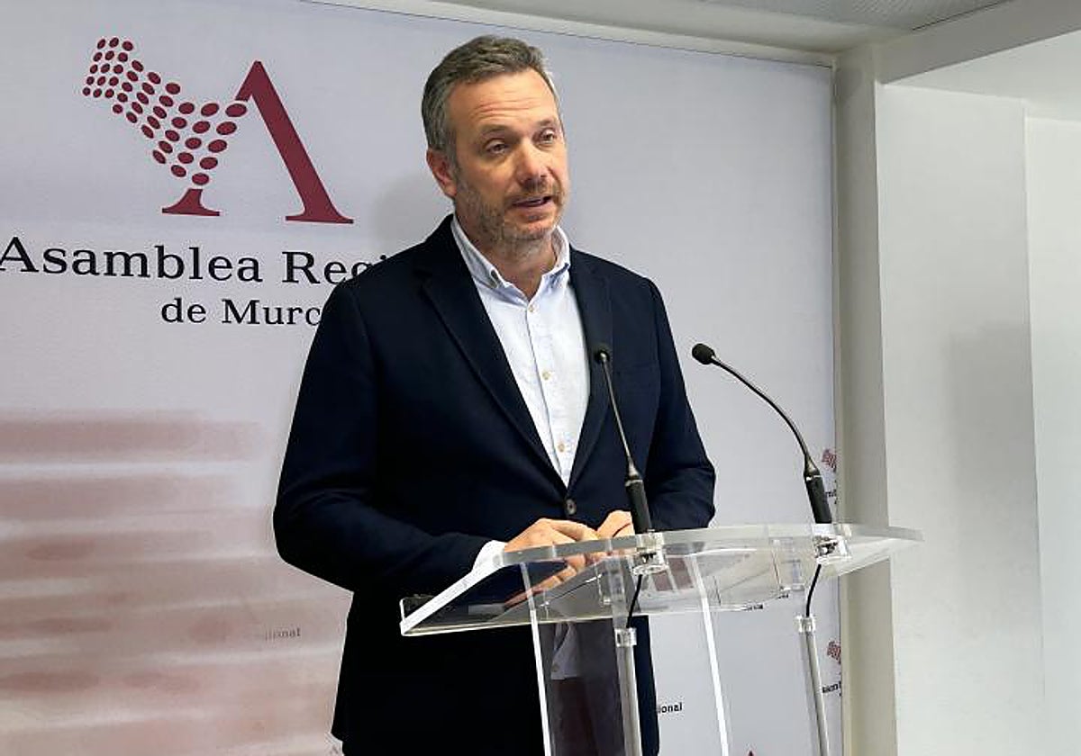 Joaquín Segado, portavoz del Grupo Popular en la Asamblea, ayer, en la rueda de prensa posterior a la Junta de Portavoces del Parlamento autonómico.
