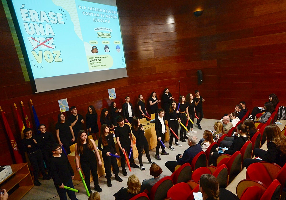 El grupo Percuseve del colegio Severo Ochoa, durante la interpretación de una performance contra el 'bullying', este martes en el salón de actos del Moneo.