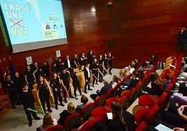 El grupo Percuseve del colegio Severo Ochoa, durante la interpretación de una performance contra el 'bullying', este martes en el salón de actos del Moneo.