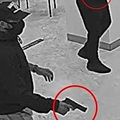 Uno de los miembros del grupo criminal grabado por las cámaras de un banco.