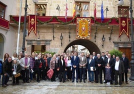 El grupo de peregrinos alemanes posa con las autoridades en la plaza del Arco.