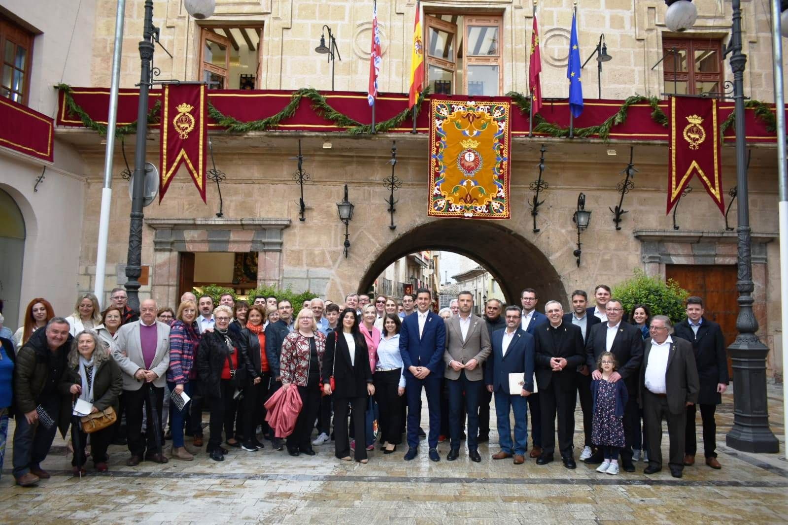 El grupo de peregrinos alemanes posa con las autoridades en la plaza del Arco.