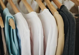 Ropa colgada en perchas.