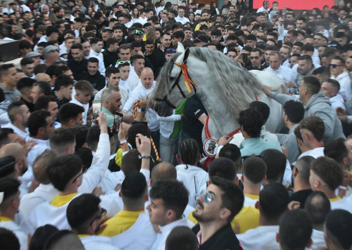 Imagen secundaria 1 - Los Caballos del Vino toman este jueves Caravaca