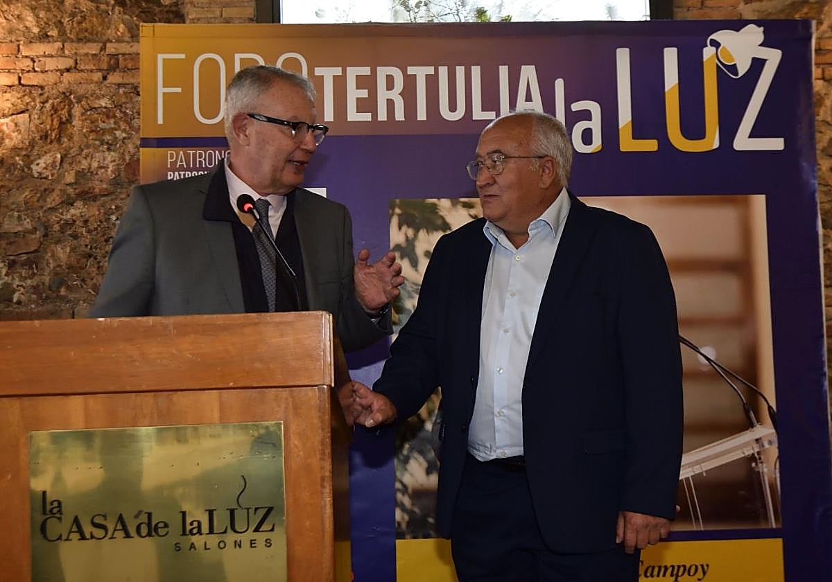 El periodista Ruiz Vivo y Miguel Padilla (COAG), ayer.