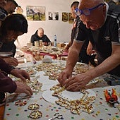 Minucioso remate final al montaje de las piezas que conforman el enjaezamiento del caballo de la peña Terry, ayer.