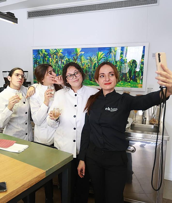 Imagen secundaria 2 - 1. Los ocho platos del menú gastronómico, sobre la mesa. 2. Alumnas de un taller de coctelería se hacen un selfi tras preparar unos rebujitos sin alcohol. 