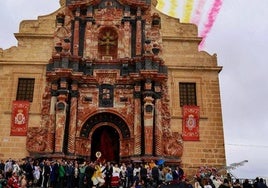 Miles de pétalos para la Vera Cruz en Caravaca.