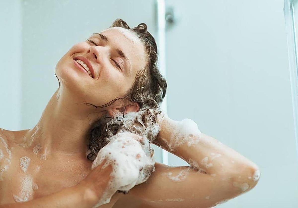 Una mujer se ducha en una imagen de archivo.