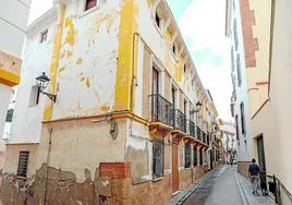 Edificio entre las calles Cava y Mata que será rehabilitado para construir cuatro viviendas.