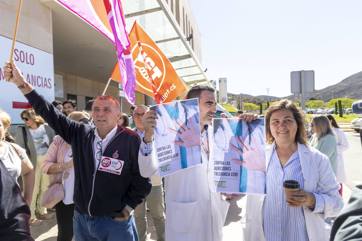 Protesta contra las agresiones a sanitarios en el Santa Lucía de Cartagena, en imágenes