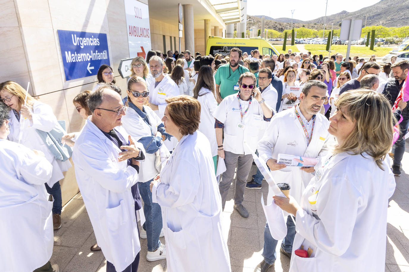 Protesta contra las agresiones a sanitarios en el Santa Lucía de Cartagena, en imágenes