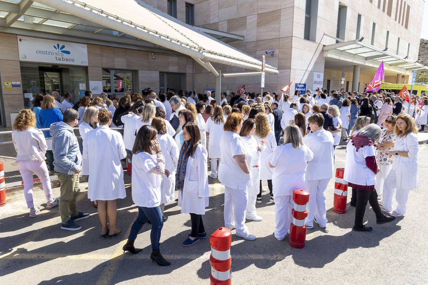 Protesta contra las agresiones a sanitarios en el Santa Lucía de Cartagena, en imágenes