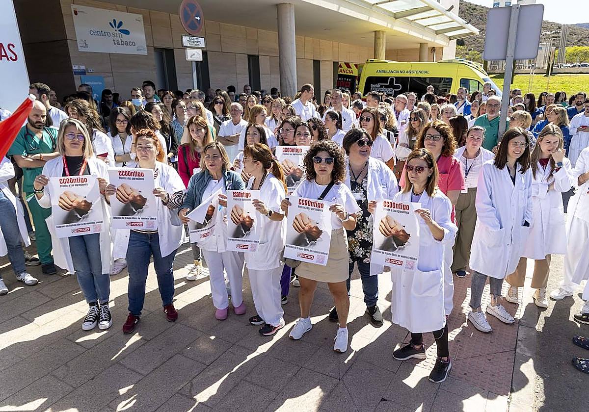 Protesta contra las agresiones a sanitarios en el Santa Lucía de Cartagena, en imágenes