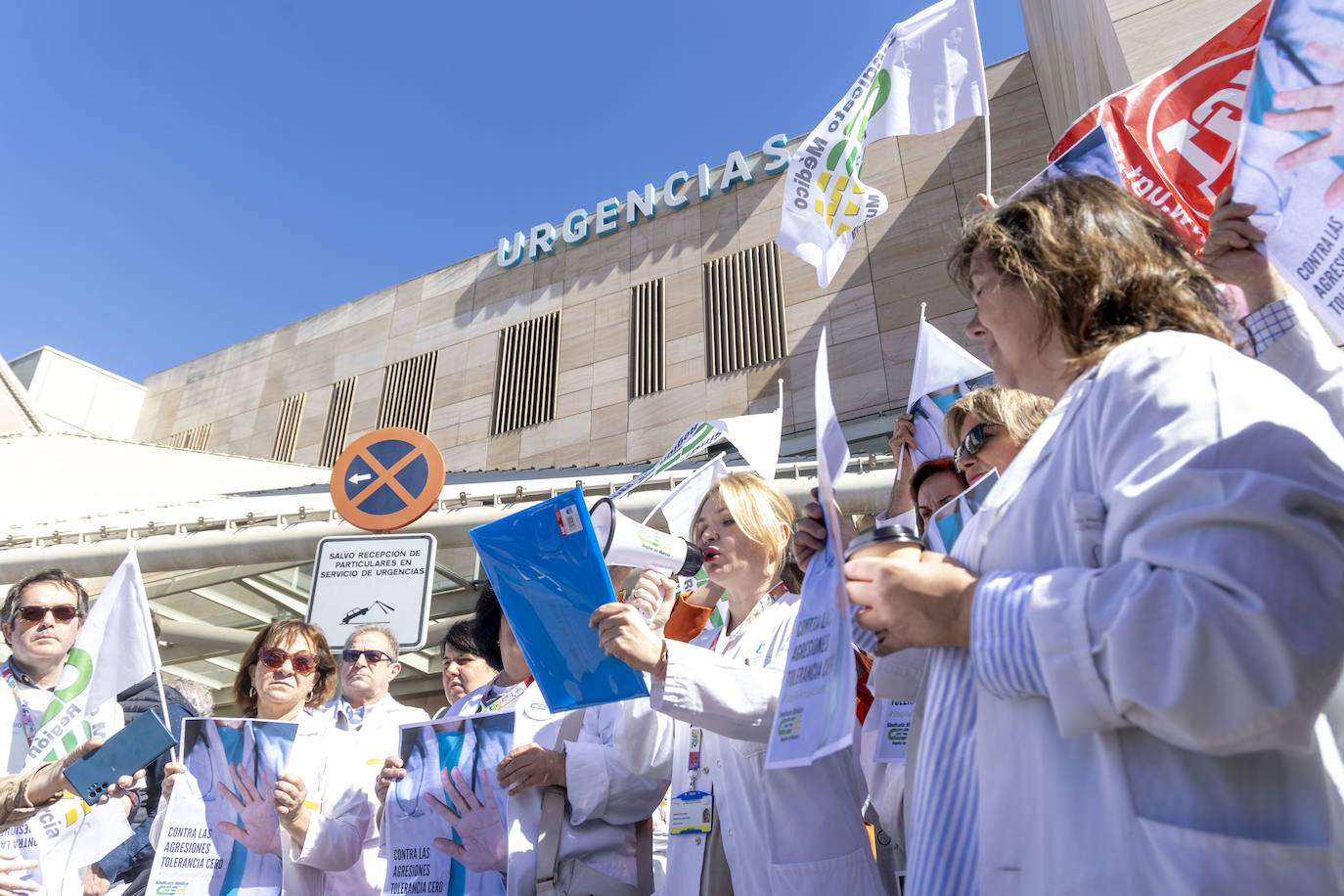 Protesta contra las agresiones a sanitarios en el Santa Lucía de Cartagena, en imágenes