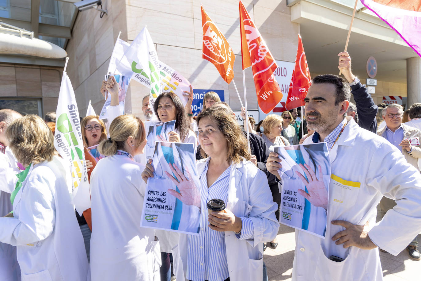 Protesta contra las agresiones a sanitarios en el Santa Lucía de Cartagena, en imágenes