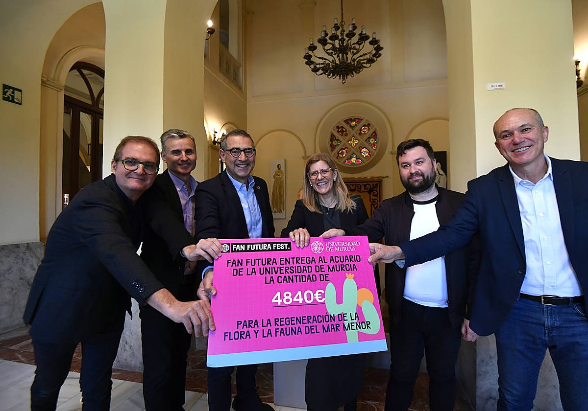 Emilio Cortés, José Manuel Jiménez, José Luján, María Senena Corbalán, José Antonio Fernández y Longinos Marín, en el edificio Convalecencia.