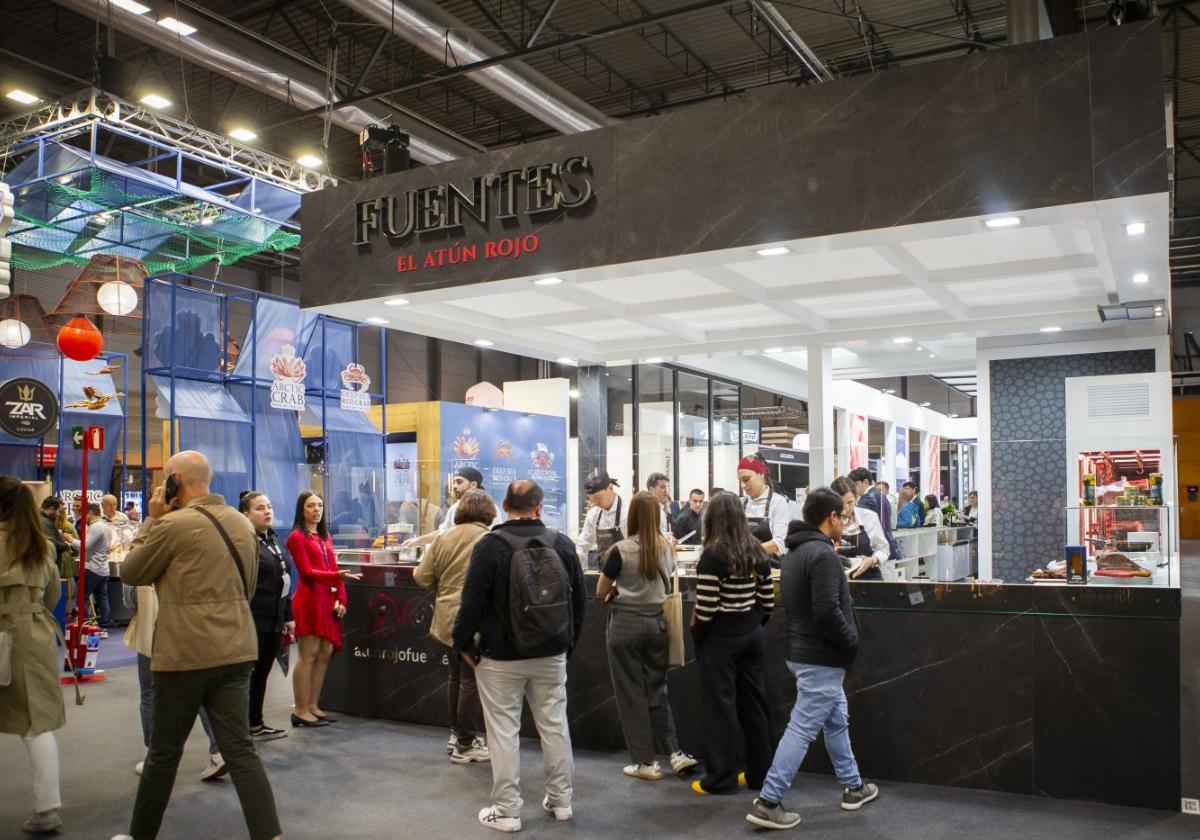 Expositor de Fuentes en Salón Gourmets, donde los visitantes pudieron comprobar cómo el equipo de cocina elaboraba en directo los distintos platos de atún rojo.