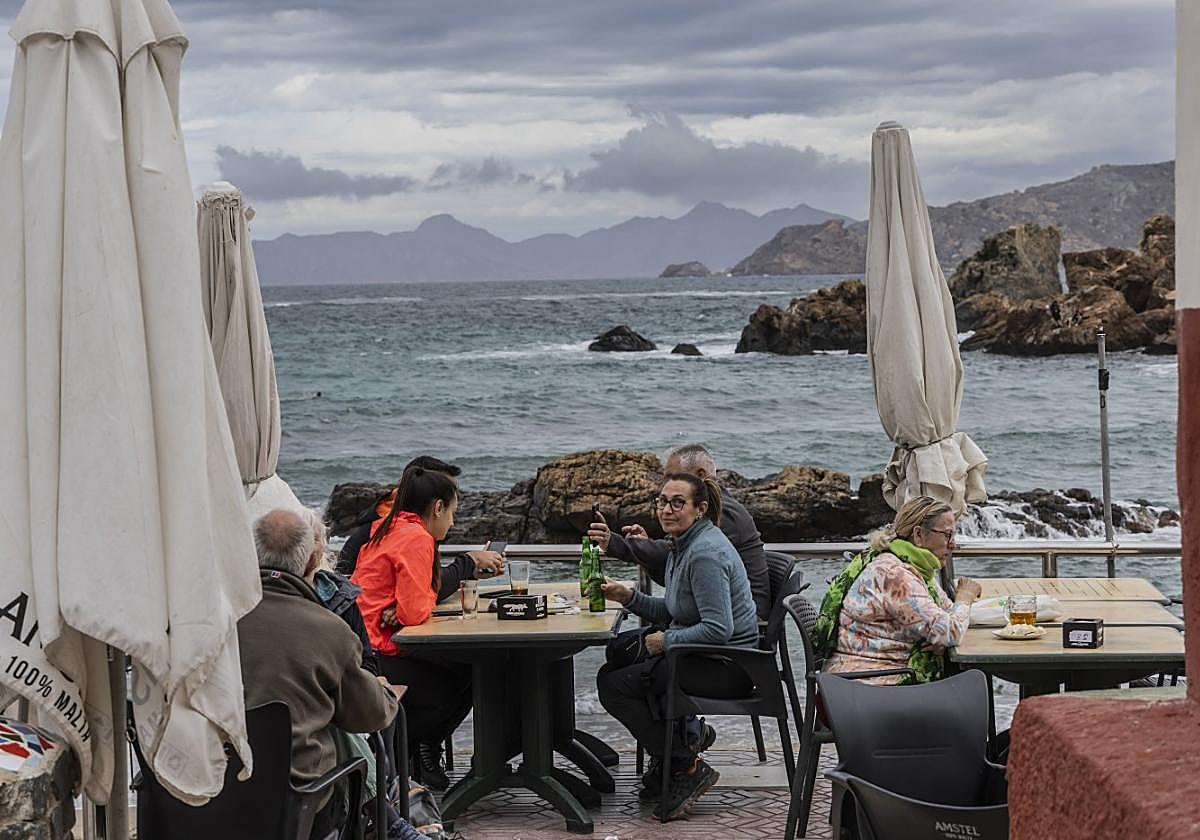 A pesar del mal tiempo que hizo ayer, se vio movimiento en las terrazas de Cala Cortina.