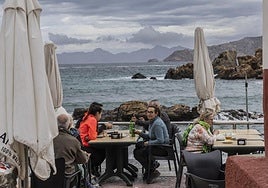 A pesar del mal tiempo que hizo ayer, se vio movimiento en las terrazas de Cala Cortina.