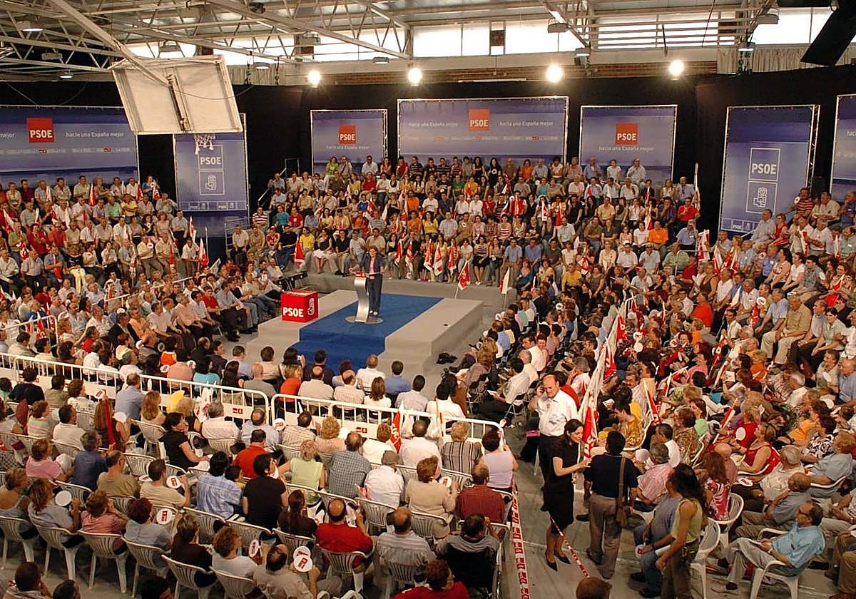 Imagen de archivo de un mitin político celebrado en el pabellón de San Basilio, en Murcia.