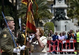 Una señora besa el Estandarte del RAAA 73 durante la jura de civiles.