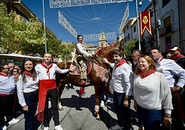 Las imágenes de la marea roja y blanca de los Caballos del Vino de Caravaca