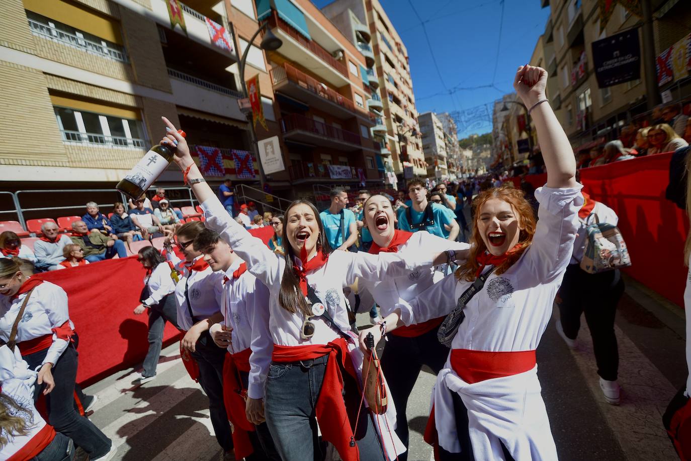 Las imágenes de la marea roja y blanca de los Caballos del Vino de Caravaca