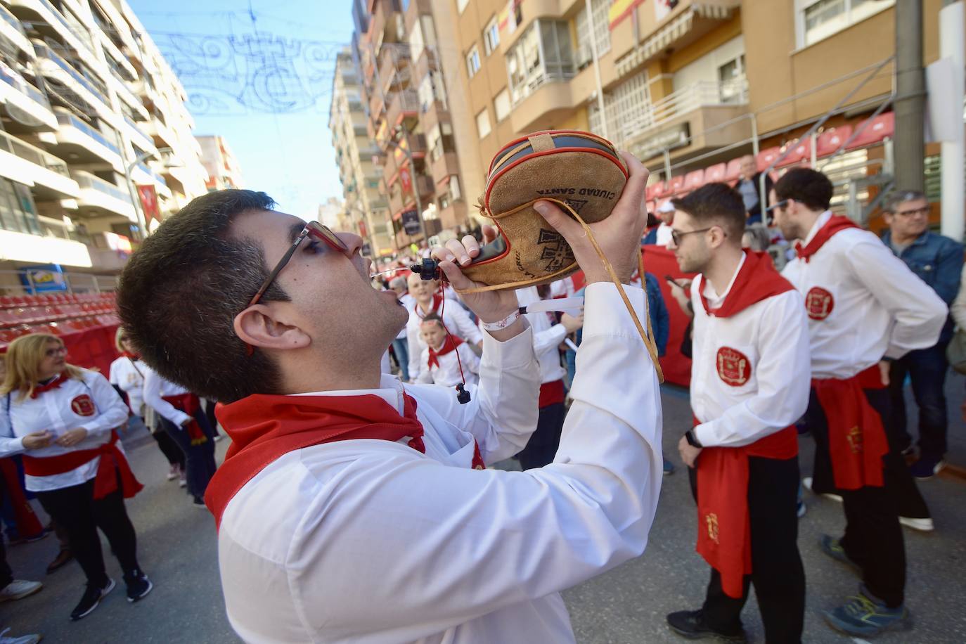 Las imágenes de la marea roja y blanca de los Caballos del Vino de Caravaca