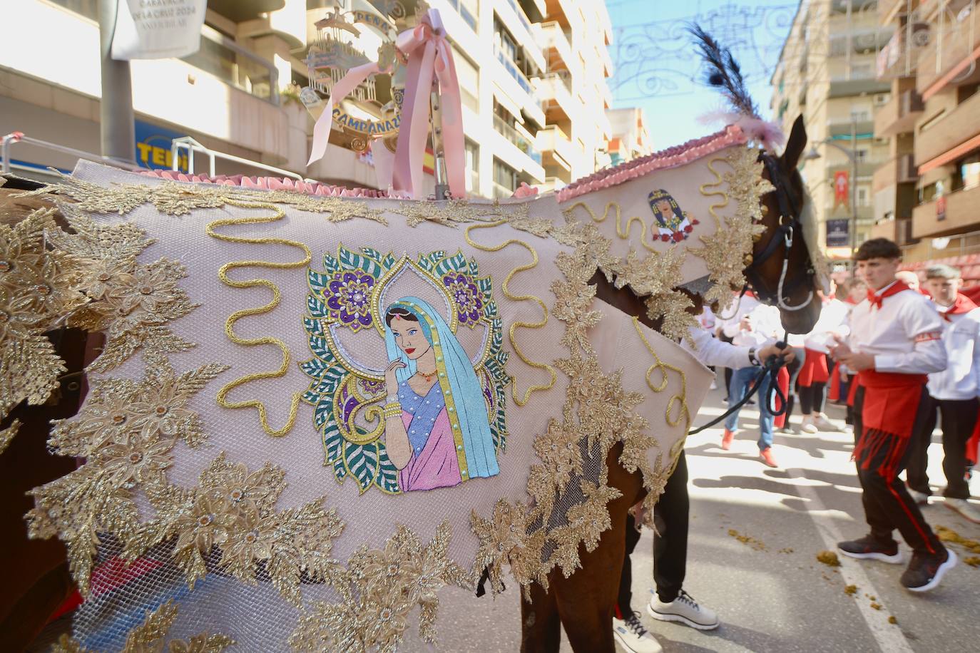 Las imágenes de la marea roja y blanca de los Caballos del Vino de Caravaca