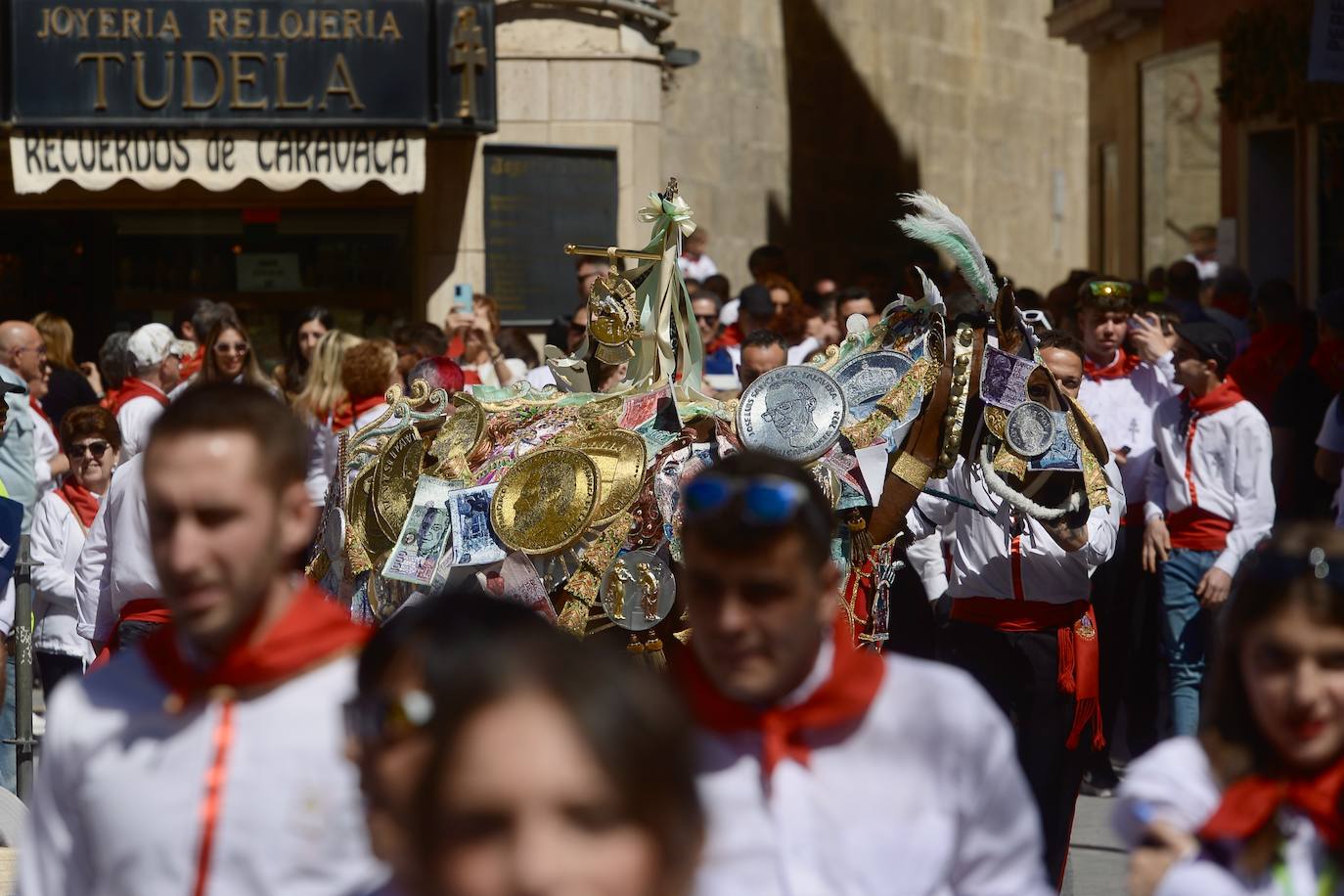 Las imágenes de la marea roja y blanca de los Caballos del Vino de Caravaca