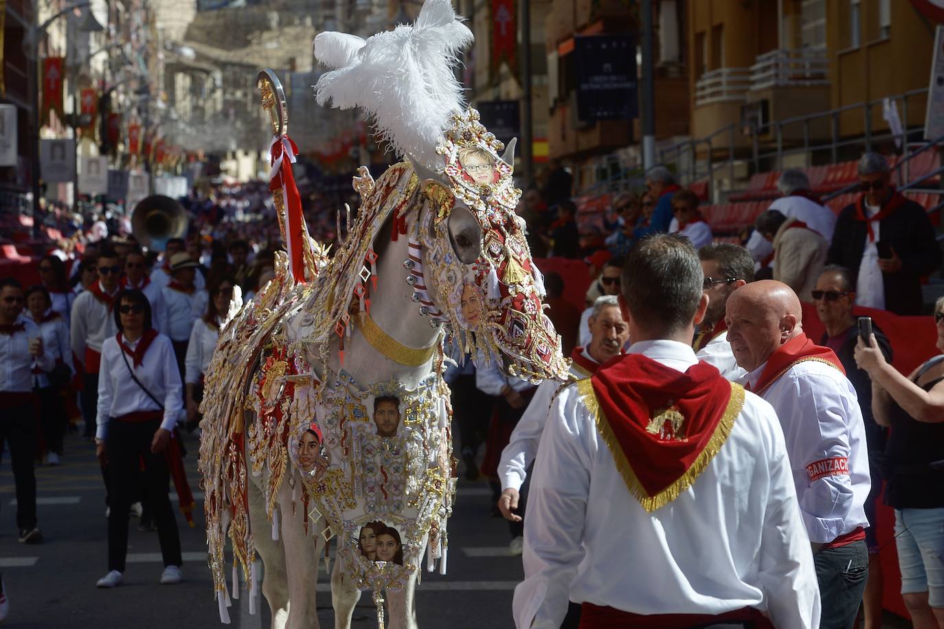 Las imágenes de la marea roja y blanca de los Caballos del Vino de Caravaca