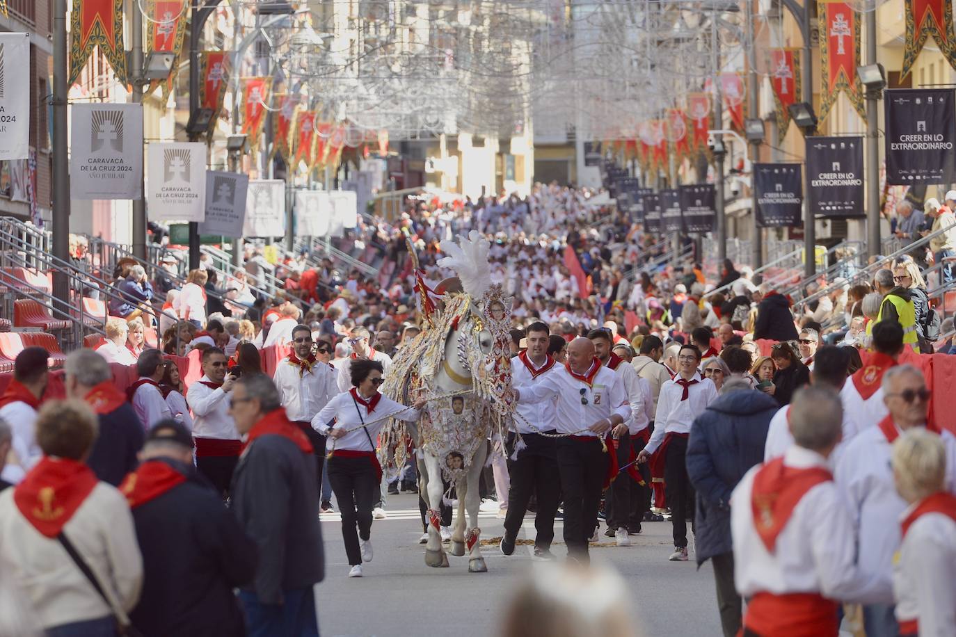 Las imágenes de la marea roja y blanca de los Caballos del Vino de Caravaca