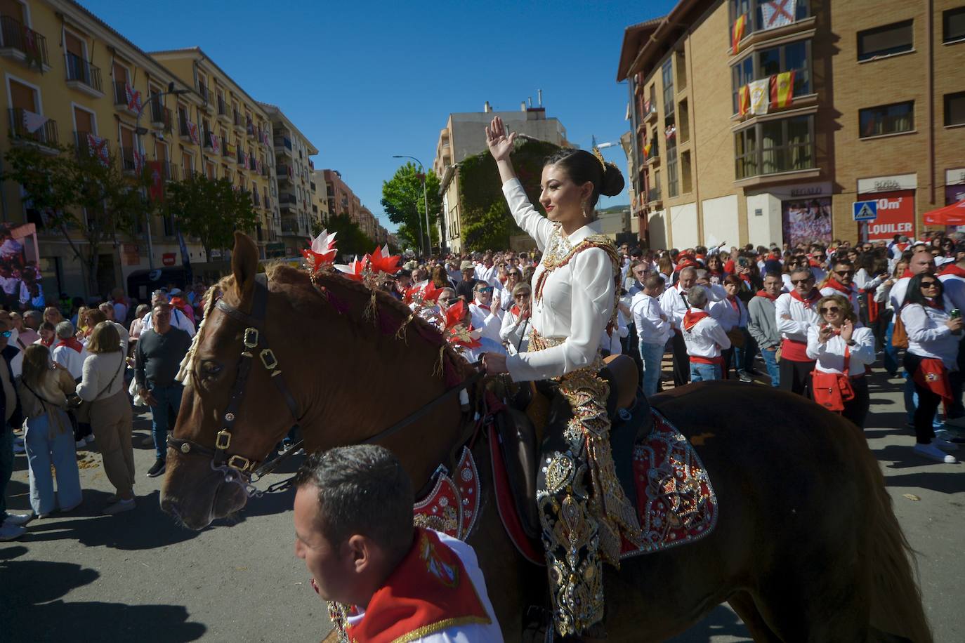 Las imágenes de la marea roja y blanca de los Caballos del Vino de Caravaca