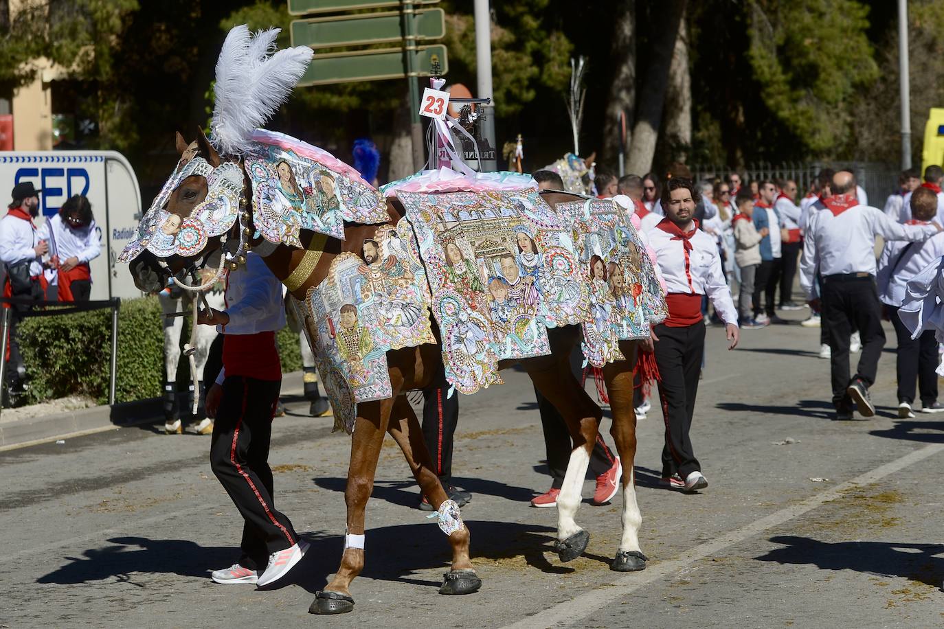 Las imágenes de la marea roja y blanca de los Caballos del Vino de Caravaca