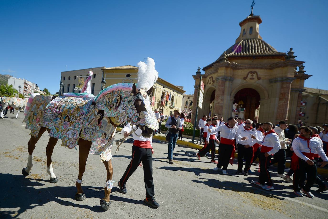 Las imágenes de la marea roja y blanca de los Caballos del Vino de Caravaca