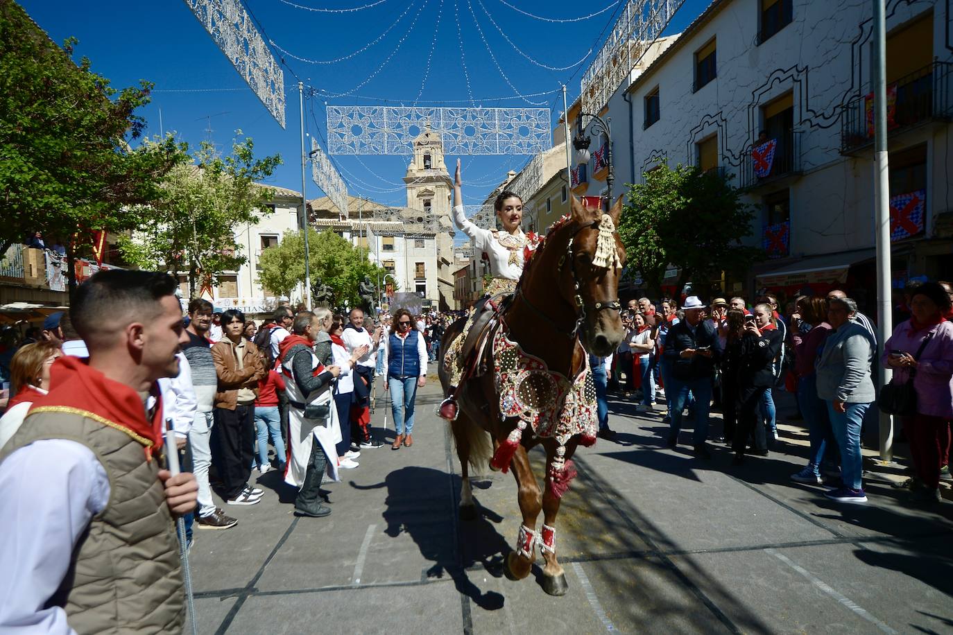 Las imágenes de la marea roja y blanca de los Caballos del Vino de Caravaca