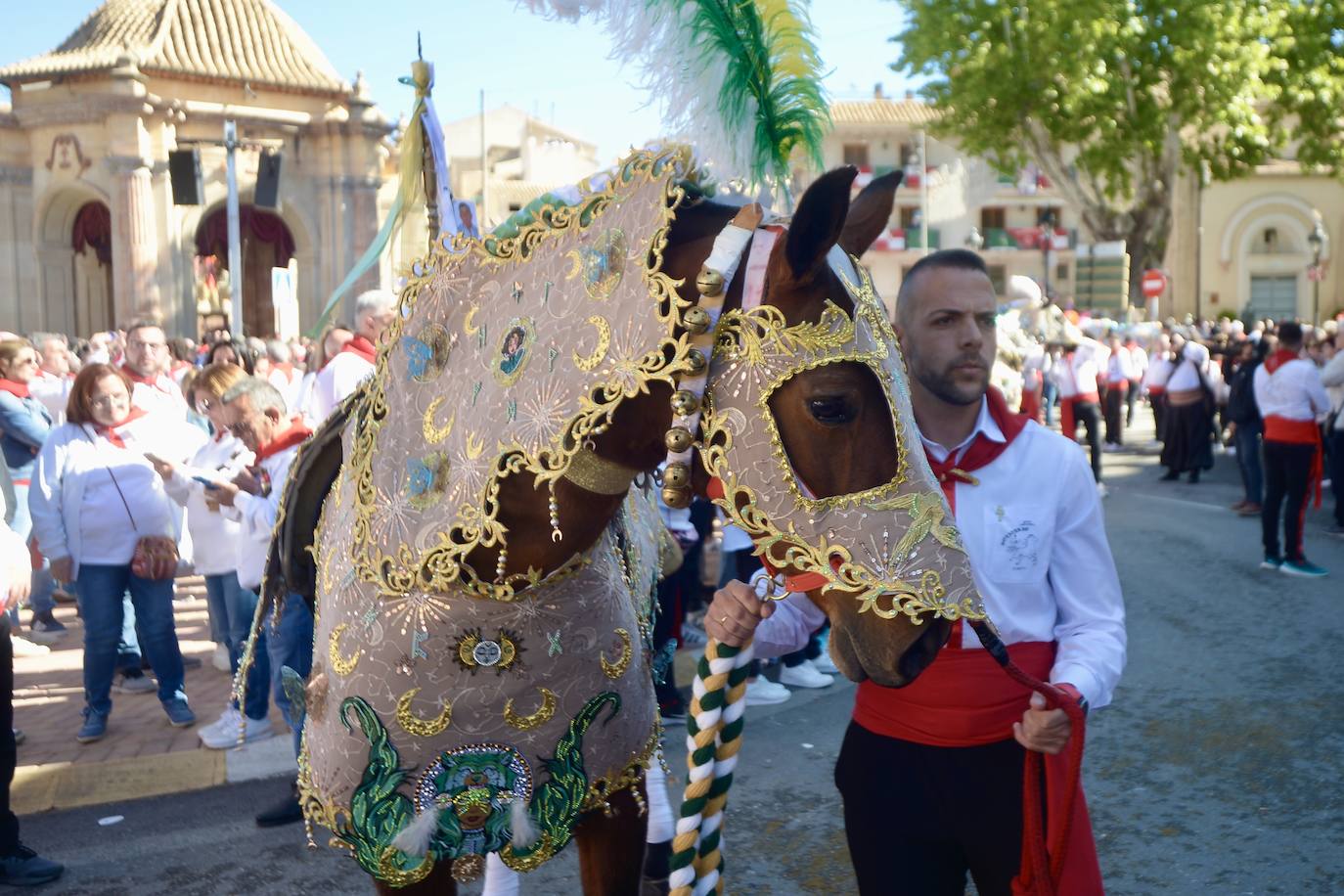 Las imágenes de la marea roja y blanca de los Caballos del Vino de Caravaca