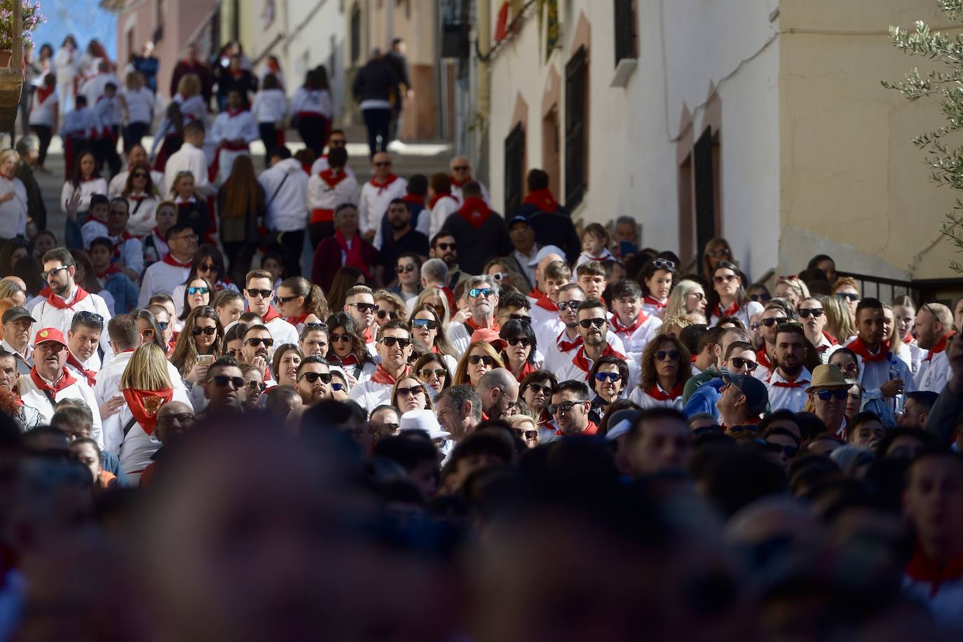 Las imágenes de la marea roja y blanca de los Caballos del Vino de Caravaca