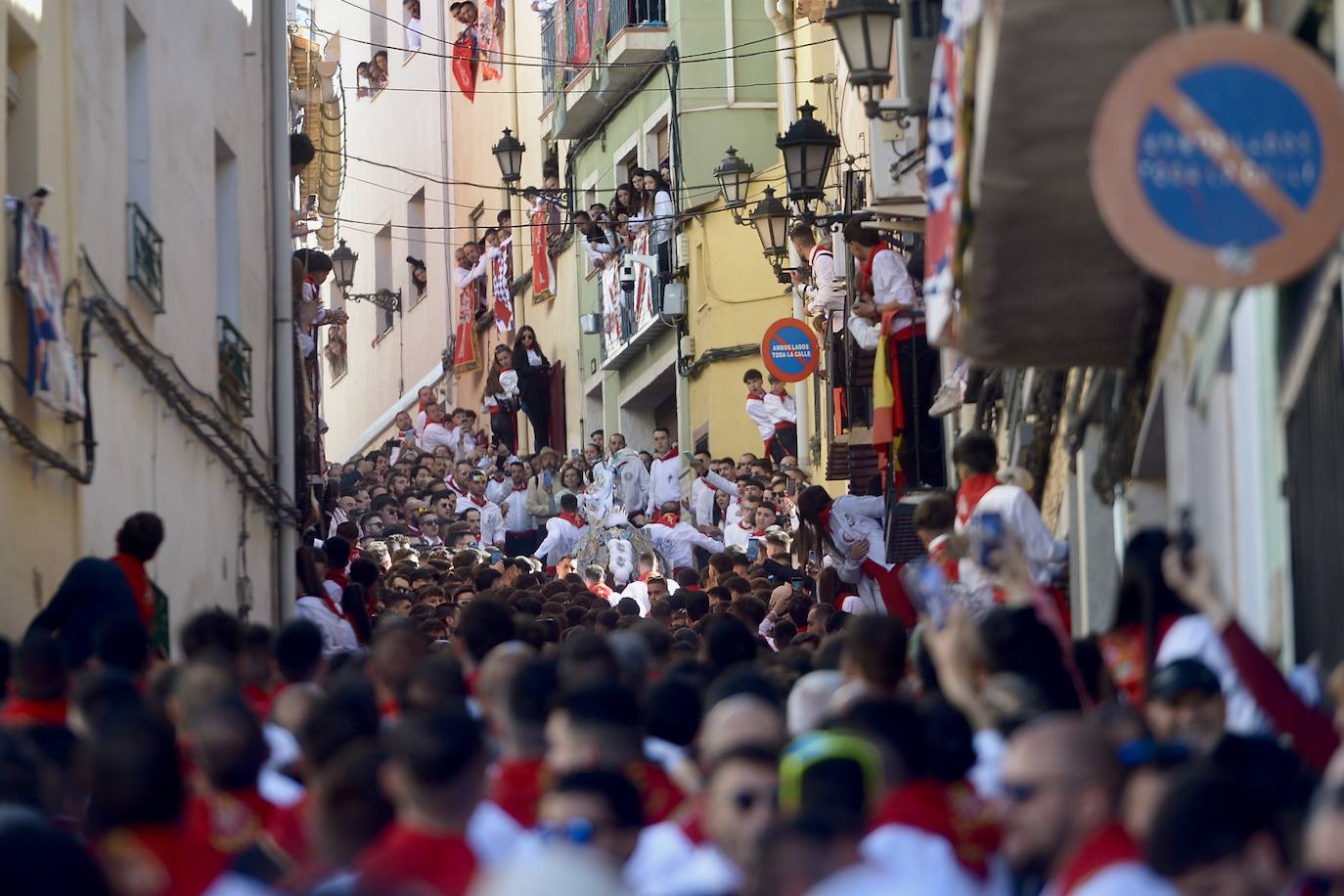 Las imágenes de la marea roja y blanca de los Caballos del Vino de Caravaca