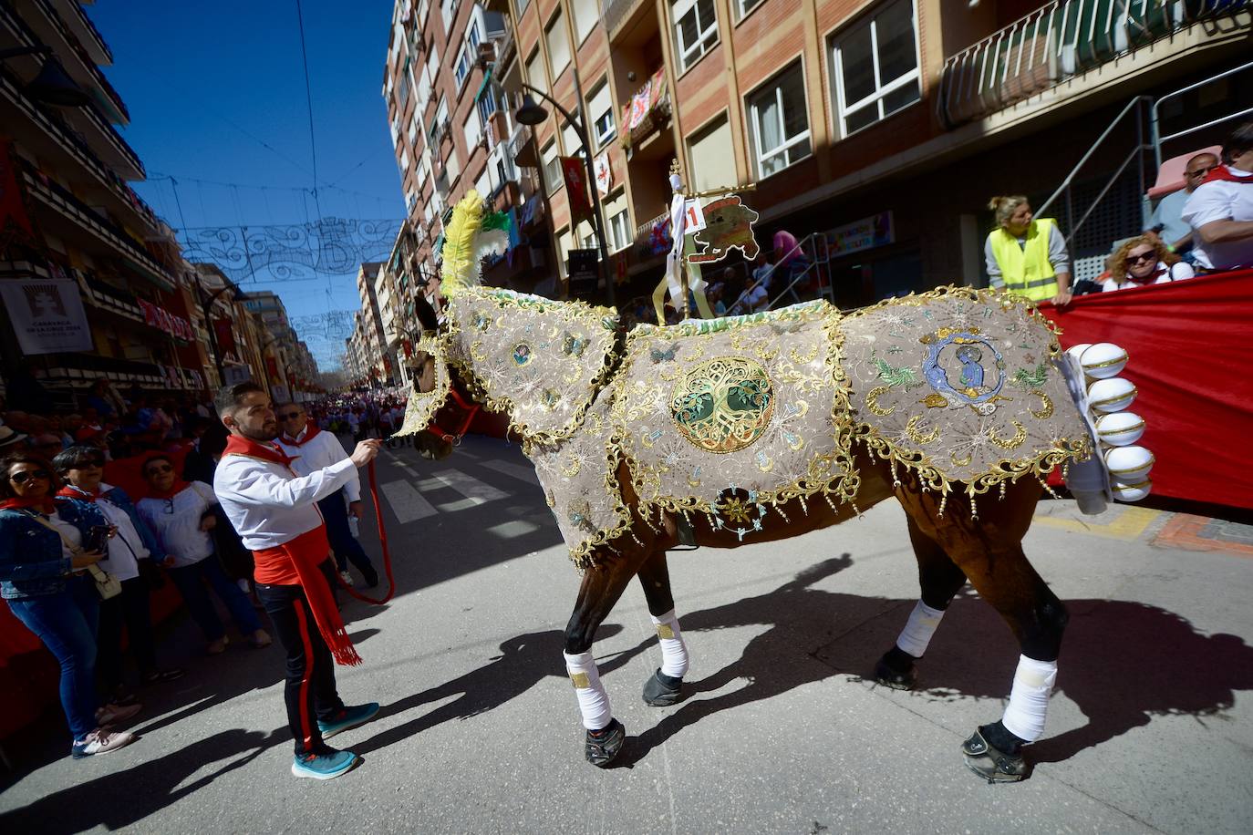 Las imágenes de la marea roja y blanca de los Caballos del Vino de Caravaca