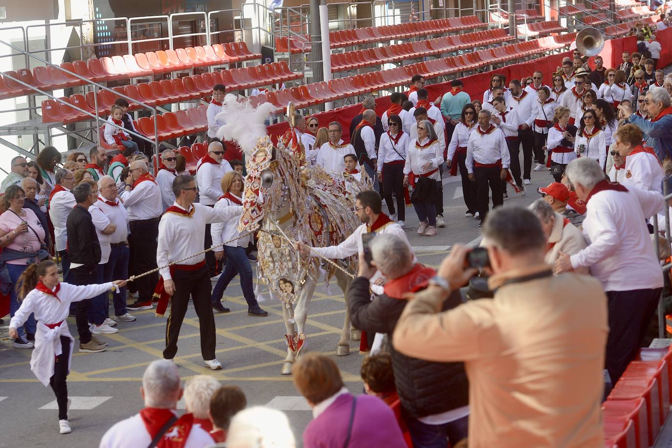 Las imágenes de la marea roja y blanca de los Caballos del Vino de Caravaca