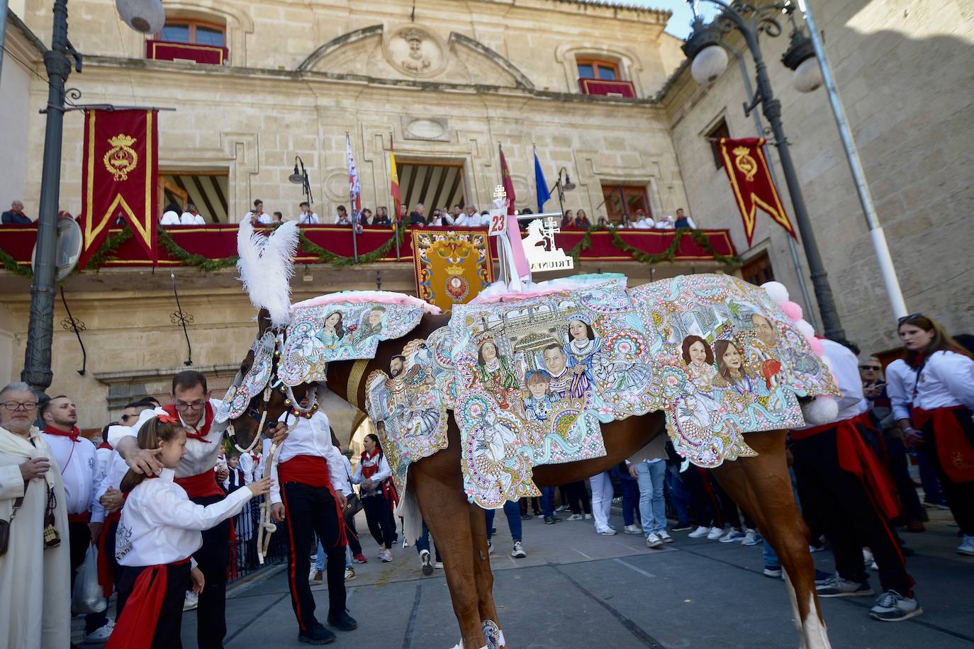 Las imágenes de la marea roja y blanca de los Caballos del Vino de Caravaca