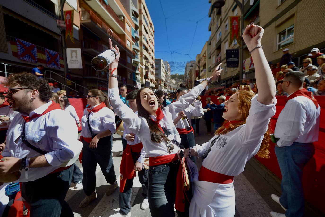 Las imágenes de la marea roja y blanca de los Caballos del Vino de Caravaca