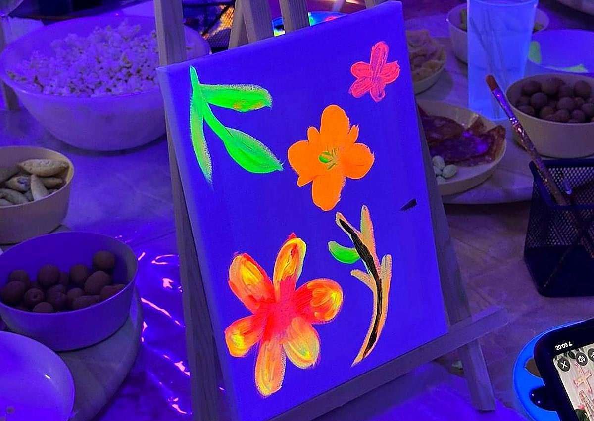 Imagen secundaria 1 - Nuevo plan en Murcia: pinta un cuadro neón mientras disfrutas de vino ilimitado y picoteo