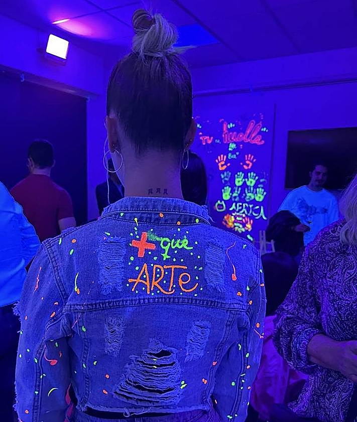 Imagen secundaria 2 - Nuevo plan en Murcia: pinta un cuadro neón mientras disfrutas de vino ilimitado y picoteo